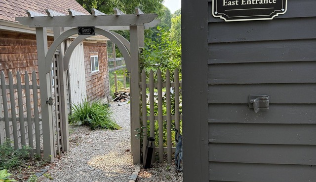 Beautiful Guest House in Picturesque South Berwick - 420 Friendly