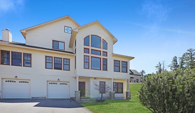 Beautiful home in Owl’s Nest close to River/Lake