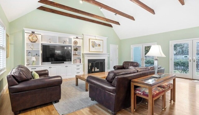 Beautiful home on cul-de-sac 1 mile from Concord Center for 250th Anniversary