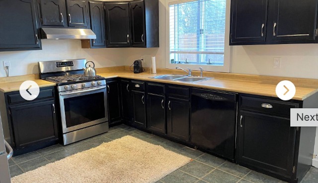Beautiful Home w Deck and Fenced Yard Walking To Town of Tivoli