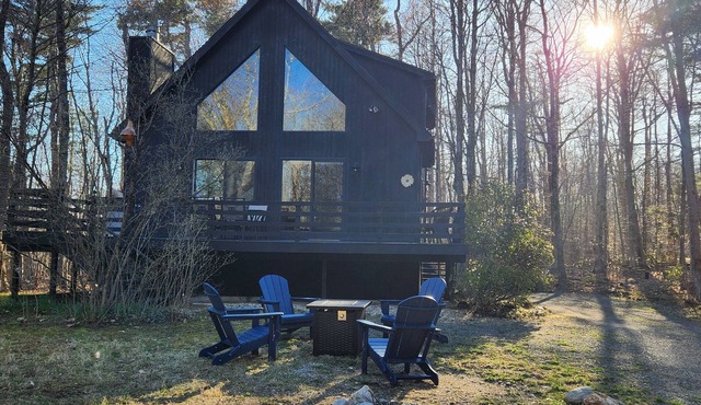 Beautiful Home w/Hot Tub in a Private Lake Community