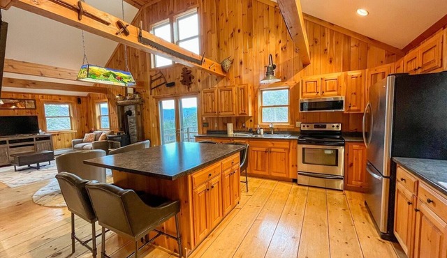 Beautiful Home with views and a hot tub 10 minutes from Sugarbush Resort