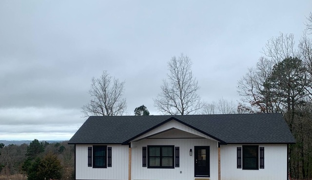 Beautiful house located 2 mins. From the Ozark National Forest