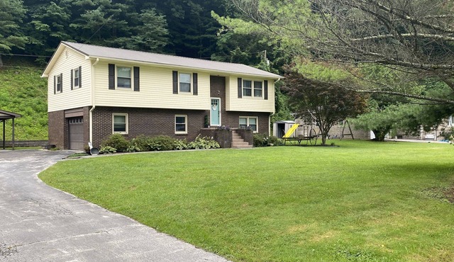 Beautiful house walking distance to wilmore dam! Surrounded by tons of trails!