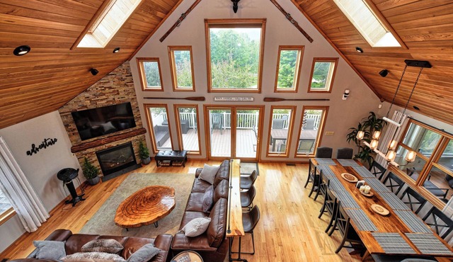 Beautiful House with Large Game Room, Short Drive to Silver Lake & White Lake