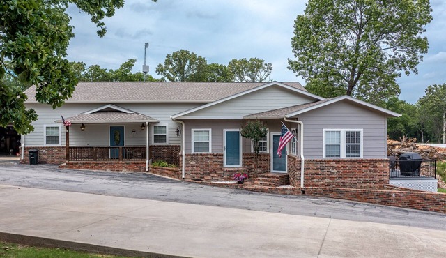 Beautiful House with Pool and Playground and Waterfront Access