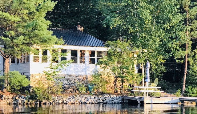 Beautiful Lakefront Cottage with private dock