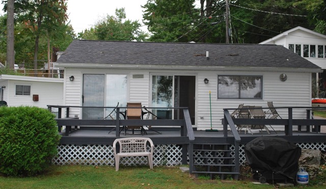 Beautiful Lakefront Cottage with 21' dock space