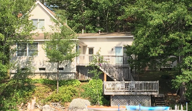Beautiful lakeside property with full amenities