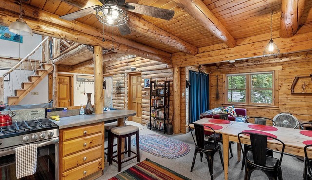 Beautiful Log Cabin on Belleau Lake-All 4 Seasons! 2900 sq ft; Beach-3 min walk!