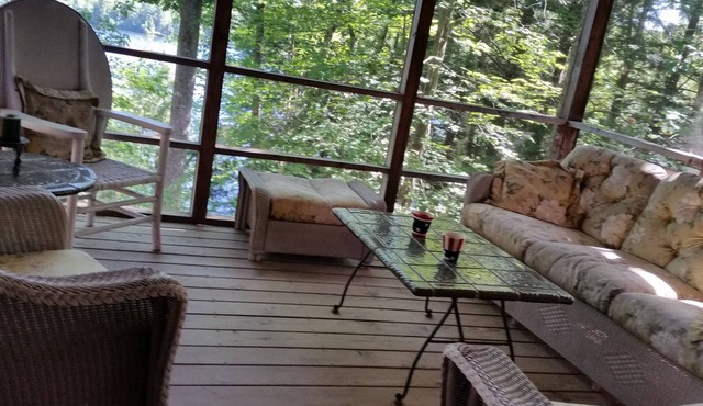 Beautiful Log Cabin Overlooking Blaisdell Lake! Sleeps 12, Private Beach