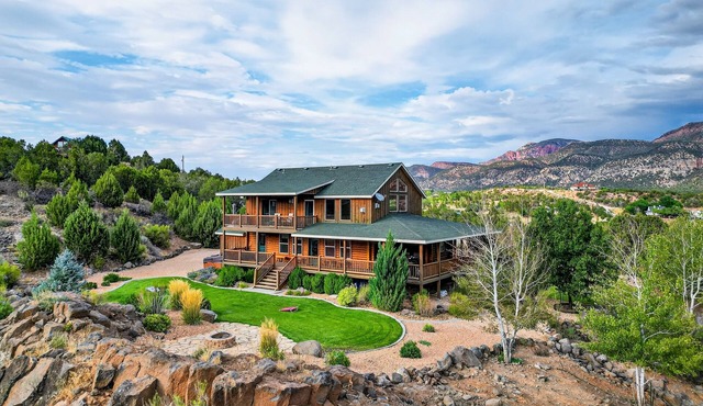 Beautiful log home w/wrap around porch, hot tub & fire pit