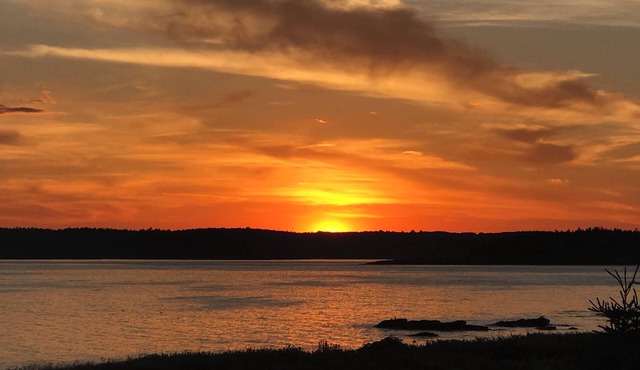 Beautiful Maine coastal home w/hot tub and gourmet kitchen! Right on the water!