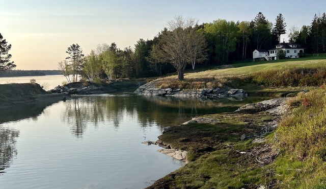BEAUTIFUL OCEANFRONT COTTAGE WITH AMAZING WATER VIEWS & ACCESS