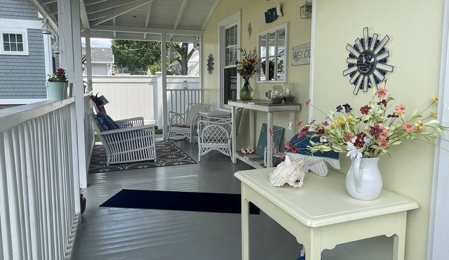 Beautiful old style beach cottage Walk to beach/restaurants Center of town