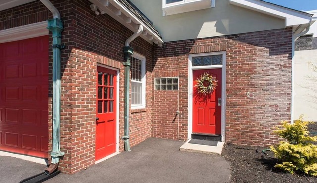 Beautiful, private and tranquil 2 bedroom historic Boston carriage house.