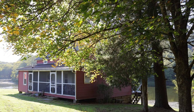 Beautiful Private Lakefront Cottage with Hot tub