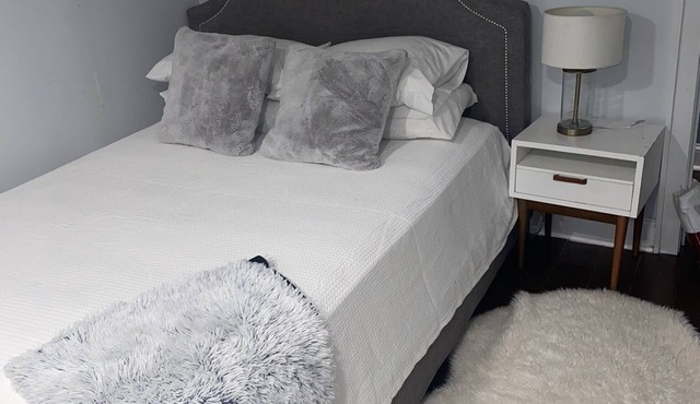 Beautiful private studio. private entrance and parking thank you, place to work,