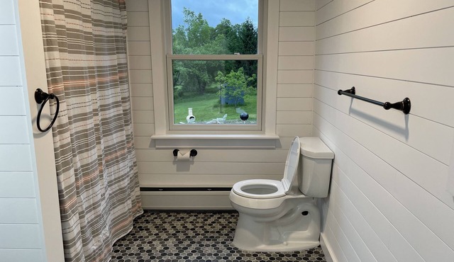 Beautiful Renovated Home, Close to Multiple Ski Mountains.