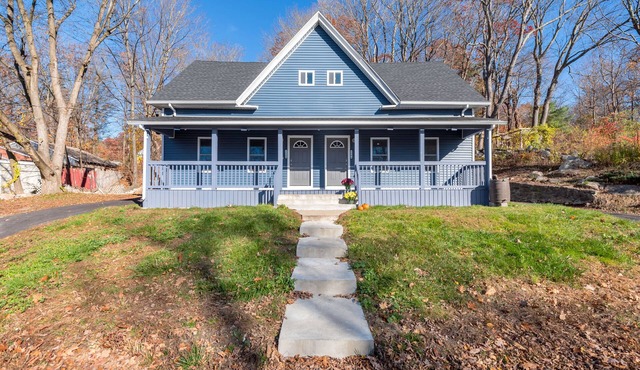Beautiful Renovated Townhome w/parking