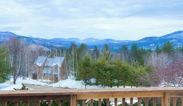 Beautiful townhome w/mountain views from the deck, near skiing