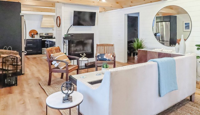 Beautiful updated lakefront home with a washer/dryer, grill & dog-friendly