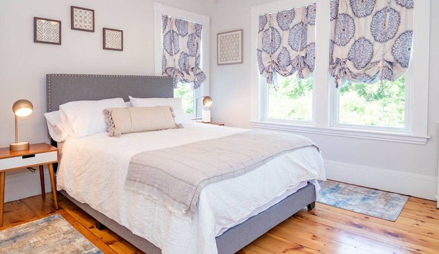 Beautiful Victorian with Modern Flare close to Town, Train & Beach