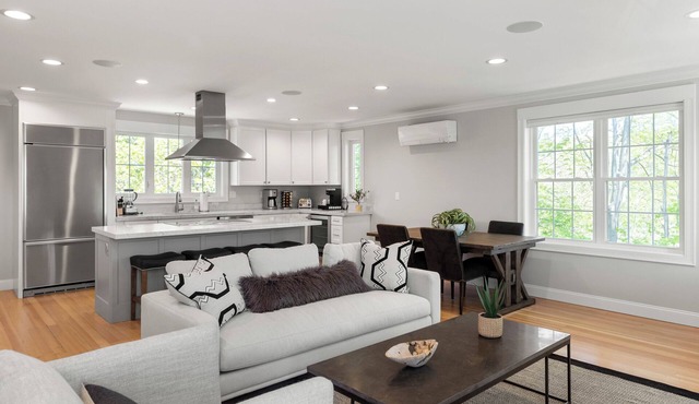 Beautifully Appointed 3-Bedroom Apartment w/Roofdeck, Central Andover location