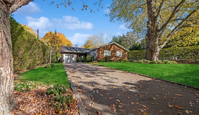 Beautifully renovated near Amagansett village, ocean and bay beaches and train!