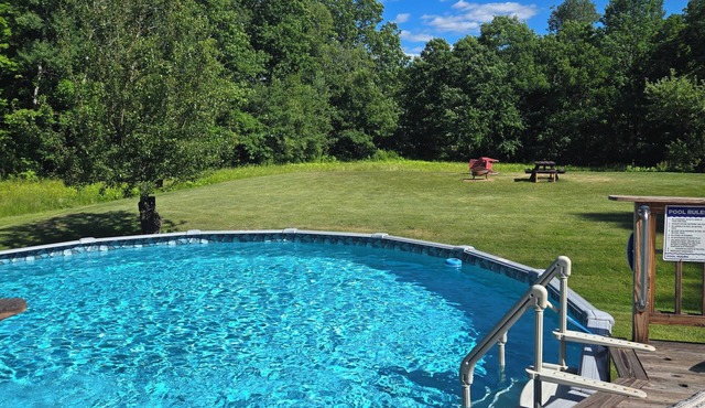 Beautifully Restored Federal Colonial. New pool,Large Deck, New Hot tub, privacy
