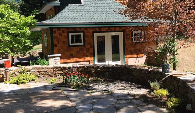Berkshire Village Carriage House - Super Private!