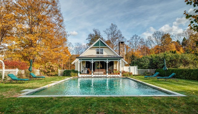 BEST TOWN ROXBURY! 1.5Hrs NYC PoshPadsCT, Restaurants, Heated Pool,BBQ,Magical!