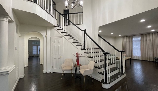 Big Spacious modern house,15 min from DC, GMU, Tyson's Corner