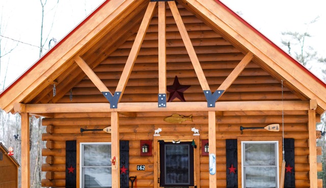 Black Bear's White Mountain Log Cabin w/hot tub