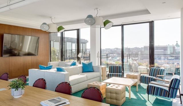 BLACK SWAN - Liz DC - Executive Flat