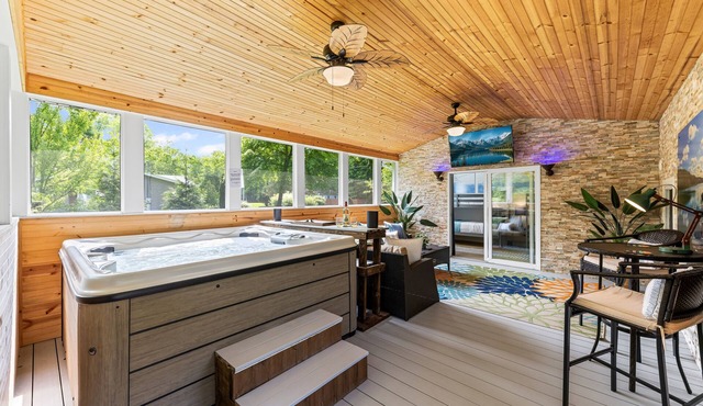 Blissful Serenity - Walk to Lake Milton w/Hot Tub