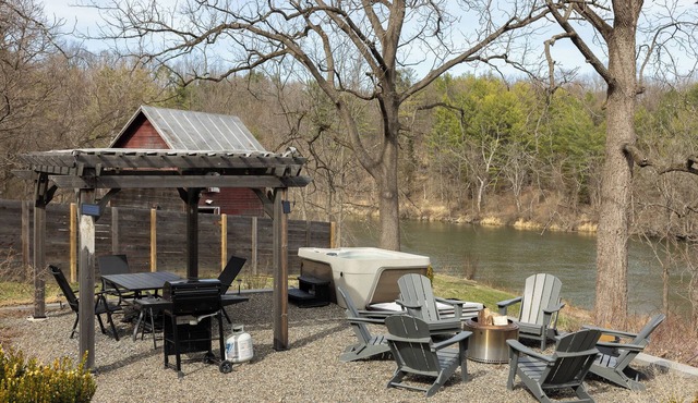 Blue Heron House - 3BR Creekside Retreat with Hot Tub, Firepit & 10min to Hudson