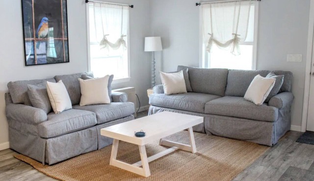 Bluebird Cottage - Cozy 2-bedroom with AC and WiFi on Woodbury Pond