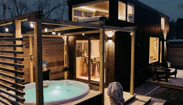 BLUSH: Boutique TINY home*private spa*walk to town