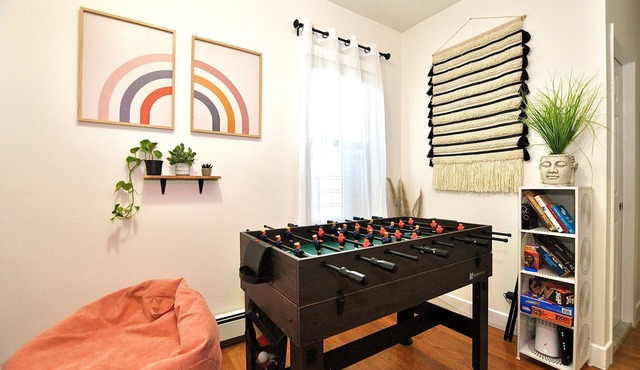 BohoChic Apt w Gameroom and Parking 25m to Penn Station/MSG/Walk to Bell Blvd