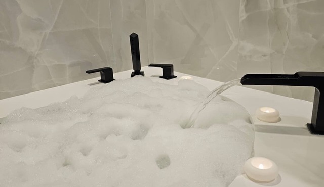 Boston Themed Luxury Stay W Jacuzzi