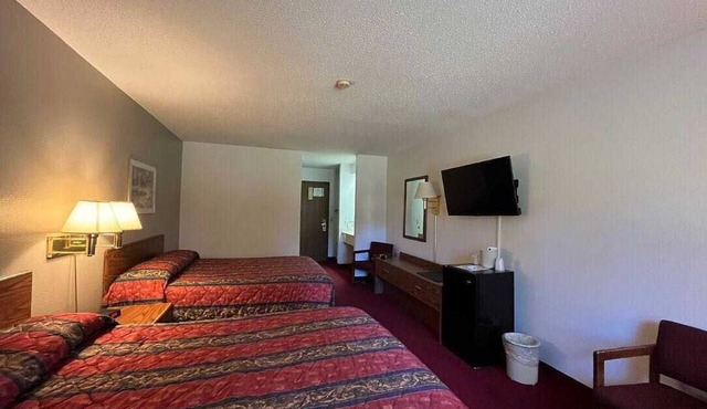 Boulder Bear Motor Lodge - Two Queen Beds 104 Back in Boulder Junction
