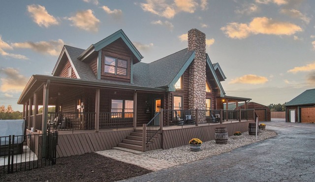 Bourbon Trail Cabin + Huge Game Room + Hot Tub