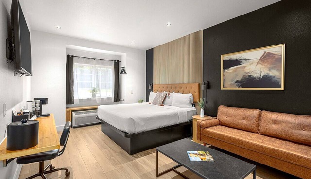 Boutique King Suite — On-Site Dog Park, Bike Storage, Espresso Bar