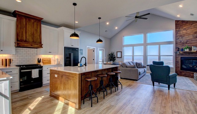 Brand new home on the North cliff edge of Petit Jean Mountain. 4-person hot tub!