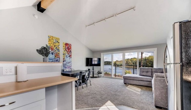 Brand New Waterfront 4BD | Sleeps 8 | Amazing View
