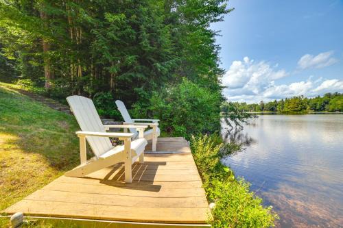 Breathtaking Newbury Cottage w/Deck on Chalk Pond