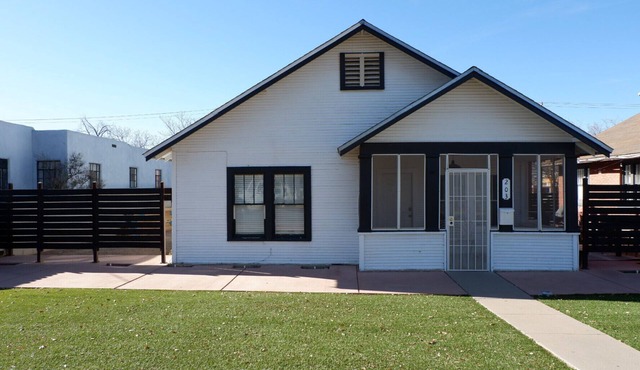 Bricklight District Modern Cottage - Walkable to UNM in Albuquerque