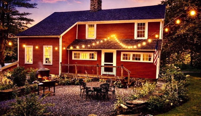 Bright 3-Bedroom Historical Cottage w/pool table