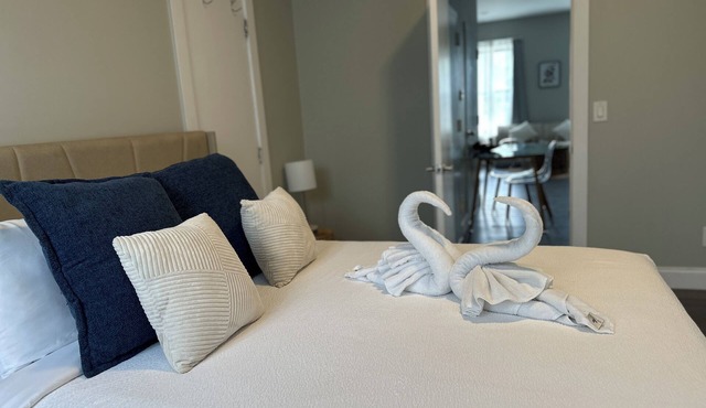 Bright & Airy 1 BDRM Private Apartment